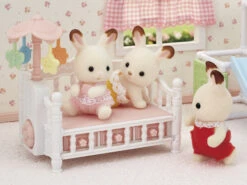 Sylvanian Families Bed Voor Drieling Met Mobiel -Goedkope Speelgoed sylvanian families bed voor drieling met mobiel 2
